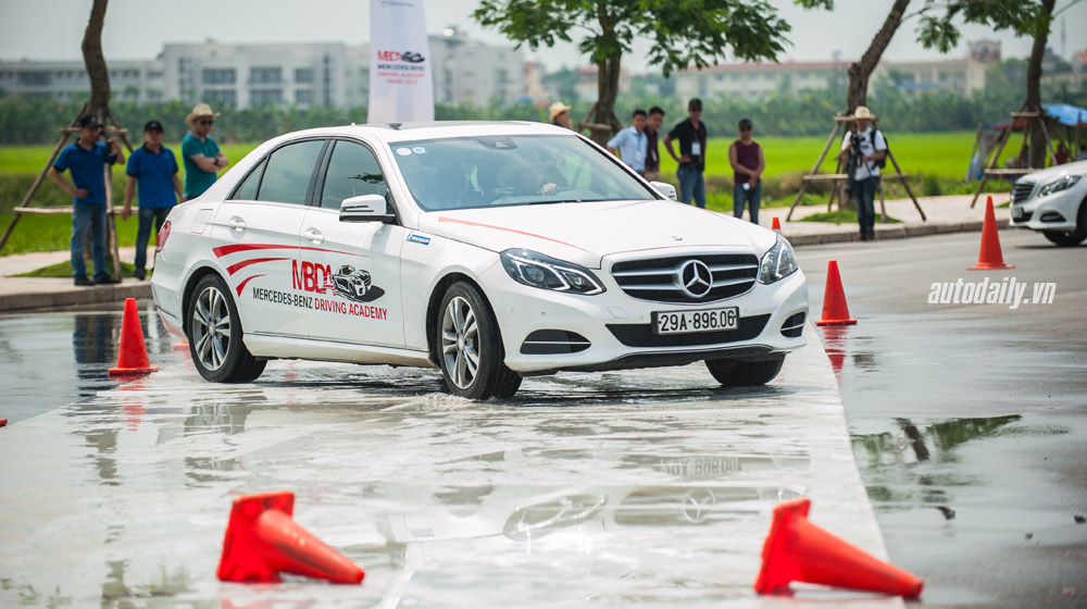 Đừng tiếc tiền mua xe “Mẹc” đi đường trơn (1).jpg