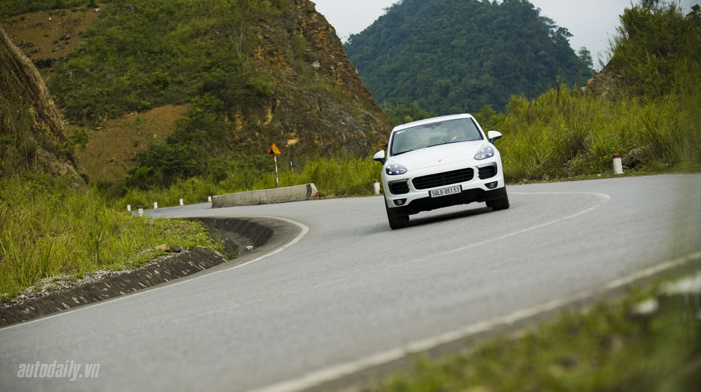 Ảnh khả năng vận hành của Porsche Cayenne 2015 Porsche Cayenne 2015 (19).jpg