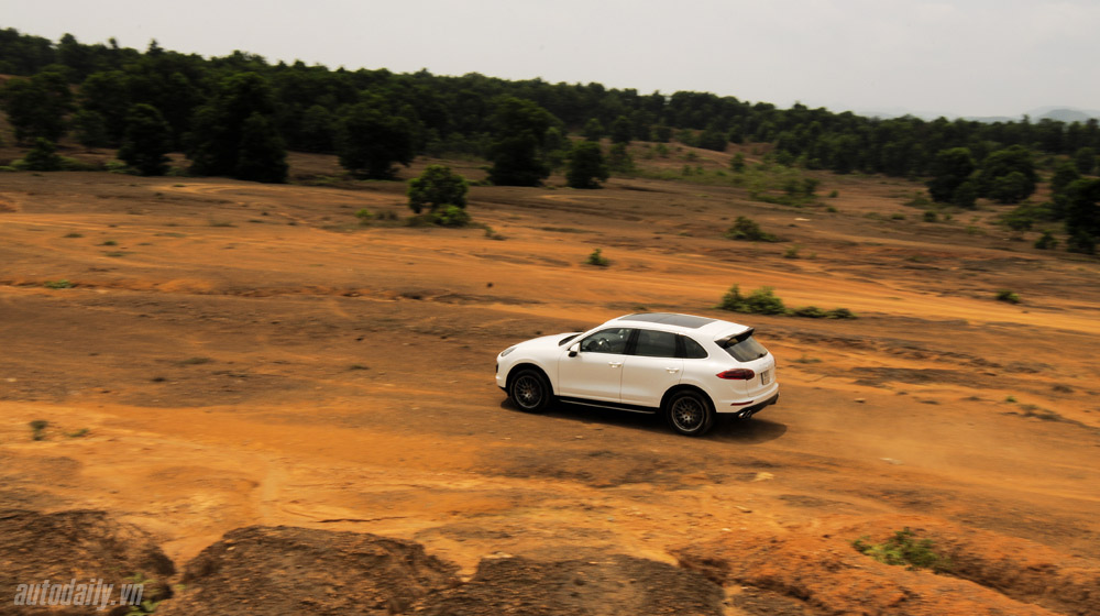 Ảnh khả năng vận hành của Porsche Cayenne 2015 Porsche Cayenne 2015 (20).jpg