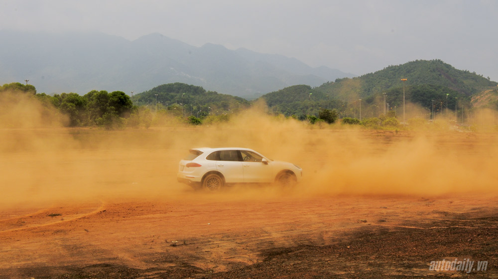 Ảnh khả năng vận hành của Porsche Cayenne 2015 Porsche Cayenne 2015 (23).jpg