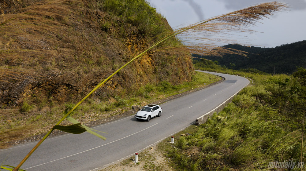 Ảnh khả năng vận hành của Porsche Cayenne 2015 Porsche Cayenne 2015 (27).jpg