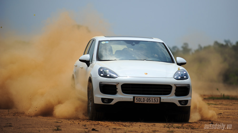 Ảnh khả năng vận hành của Porsche Cayenne 2015 Porsche Cayenne 2015 (30).jpg