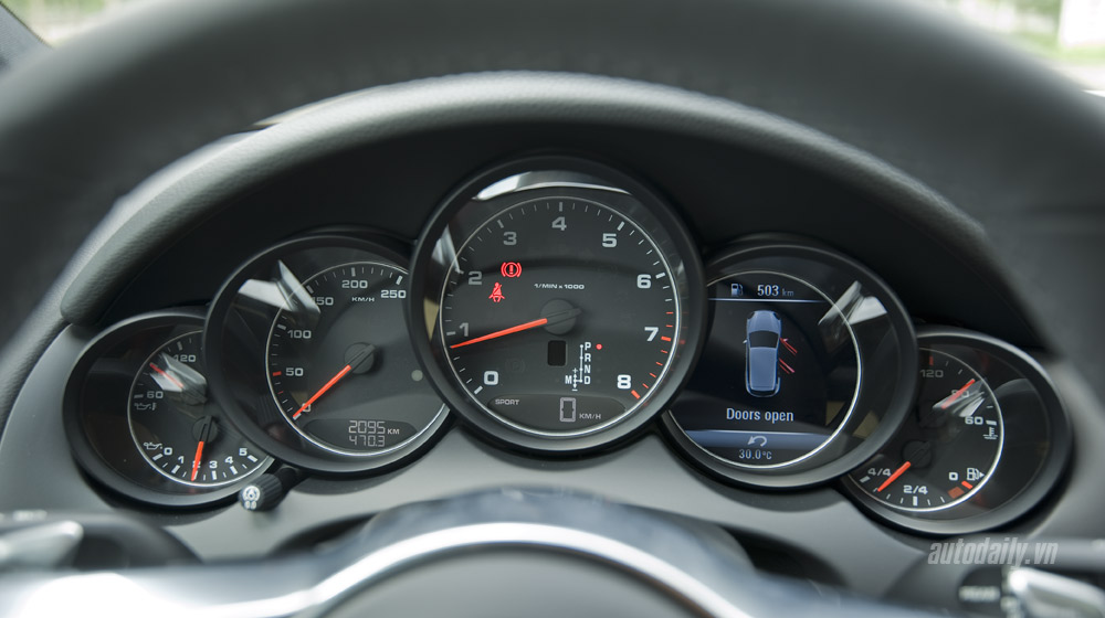 Ảnh chi tiết nội thất Porsche Cayenne 2015 Porsche Cayenne 2015 (80).jpg