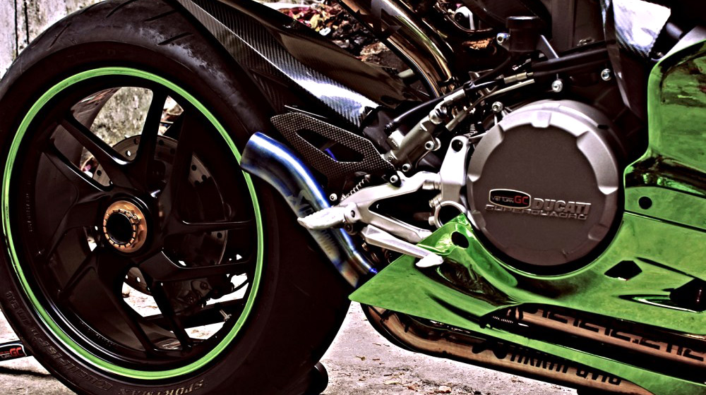 Ducati 899 Panigale bóng bảy trong dàn áo xanh lá mạ chrome ducati-899-panigale-ban-do-mau-chrome-cuc-an-tuong-3960-1431672012-555594cc1eb49.jpg