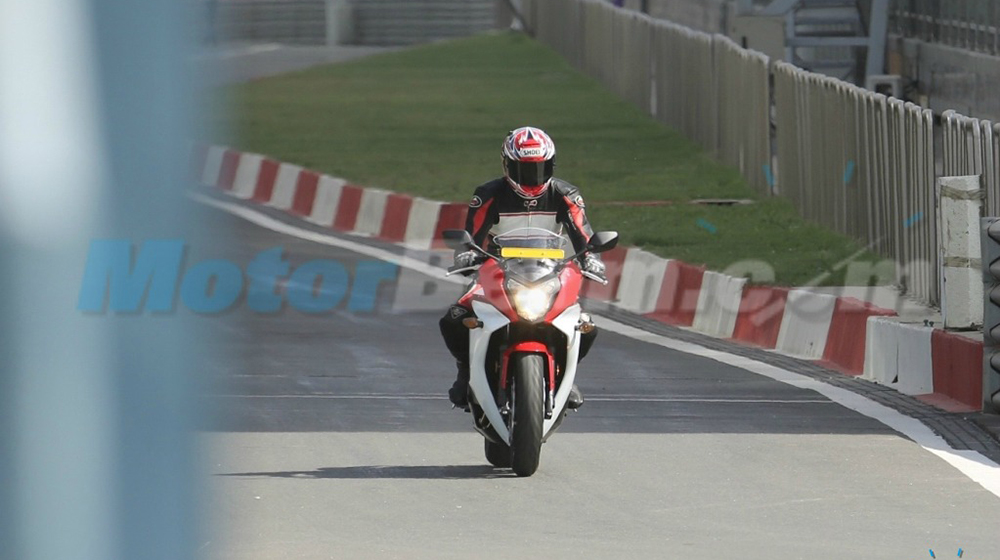 Đối thủ mới của Kawasaki Z800 và Benelli TNT 600i sắp trình làng 2015-Honda-CBR650F-Spy-Shot-India copy.jpg