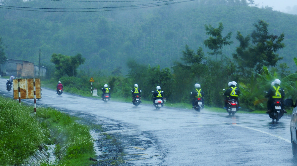 Ảnh Yamaha Tour ngày 2, đi trong nắng Tây Nguyên, mưa đại ngàn Yamaha Blue Core Tourning 2015 ngay 2 (25).jpg