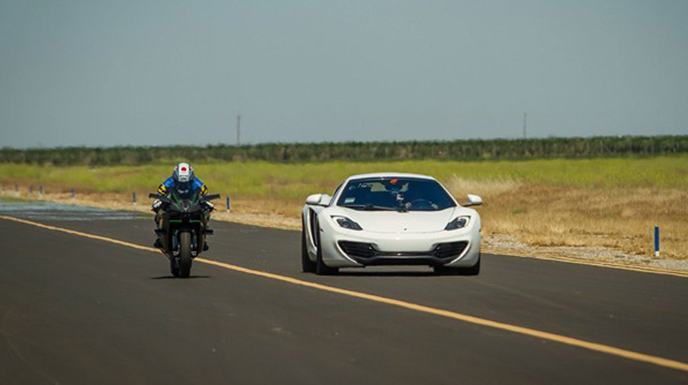 Video: Kawasaki Ninja H2R cho Bugatti Veyron 