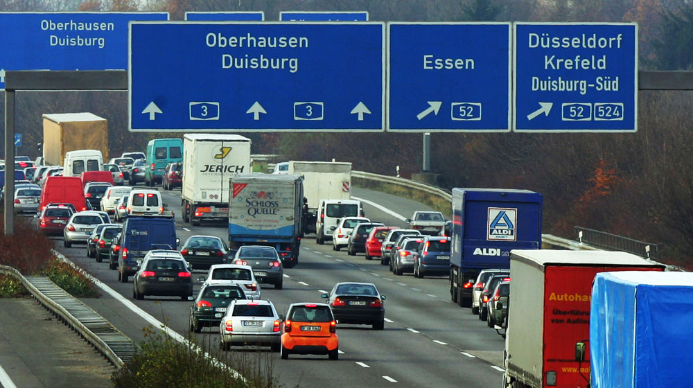 Tài xế mặc hở hang bị cảnh sát cho “ăn” tát luat-giaothong-(2).jpg