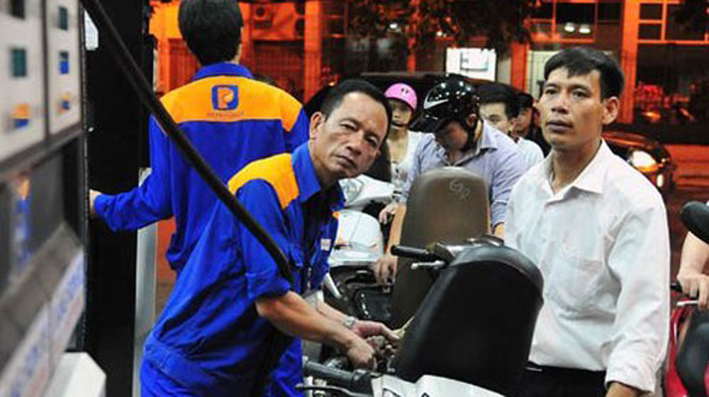 Xăng tiếp tục tăng giá 1.200 đồng một lít từ 20h xang.jpg