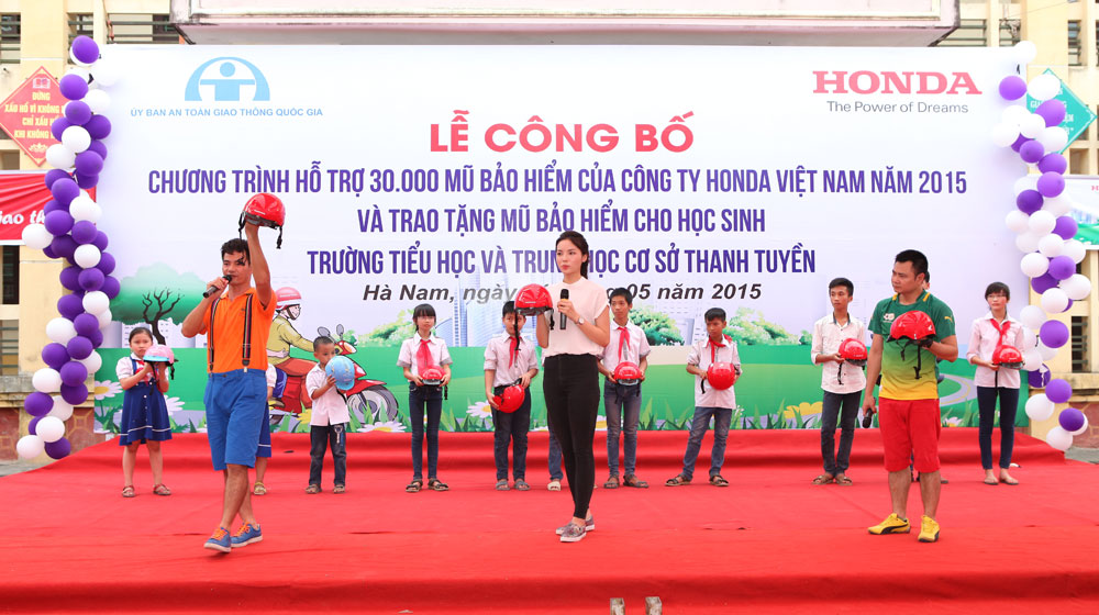 Honda Việt Nam tặng 30.000 mũ bảo hiểm cho học sinh, sinh viên trong năm 2015 hh-kyduyen.jpg