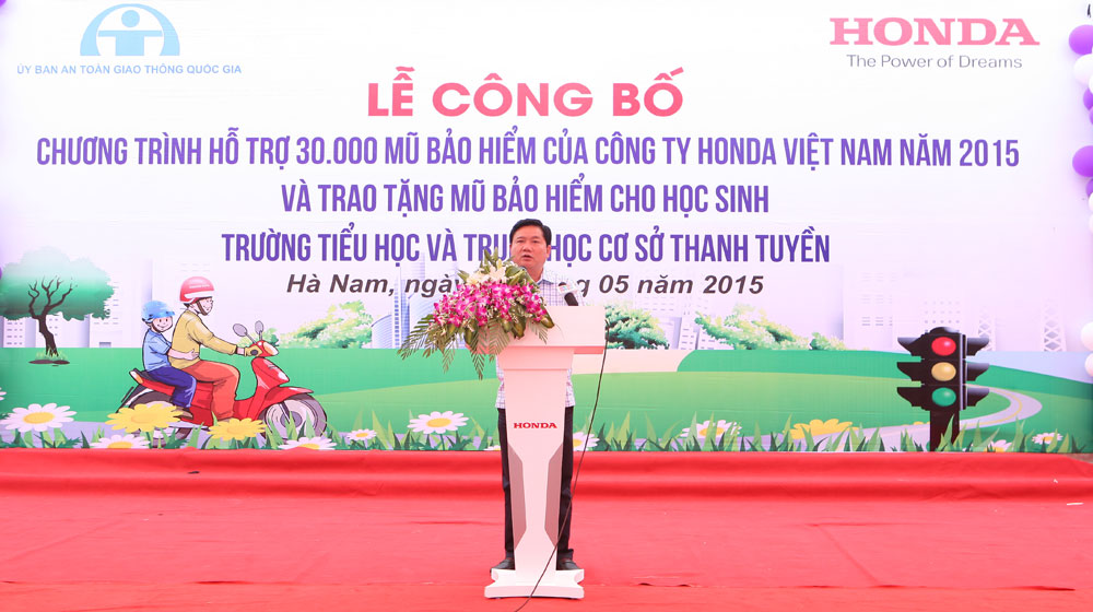 Honda Việt Nam tặng 30.000 mũ bảo hiểm cho học sinh, sinh viên trong năm 2015 hvn-mubaohiem (2).jpg