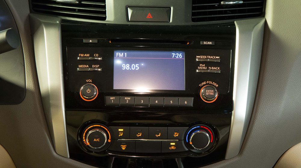 Mitsubishi Triton 2015 vs. Nissan Navara 2015: Cuộc chiến bán tải Nhật Navara_2015 (3).jpg