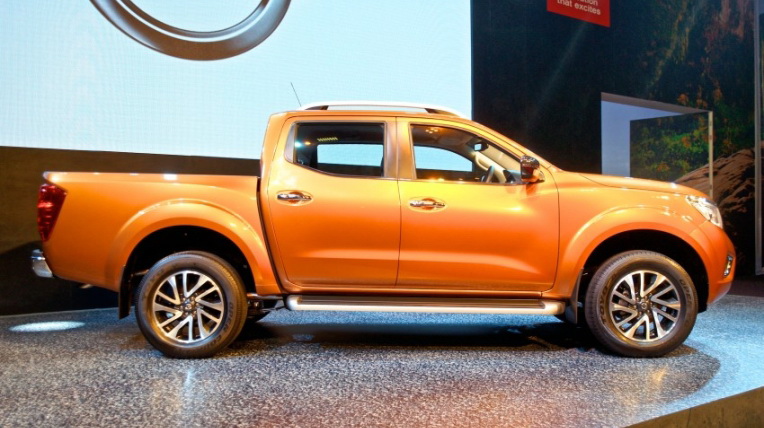 Mitsubishi Triton 2015 vs. Nissan Navara 2015: Cuộc chiến bán tải Nhật Navara_2015 (6).jpg
