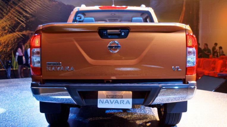 Mitsubishi Triton 2015 vs. Nissan Navara 2015: Cuộc chiến bán tải Nhật Navara_2015 (8).jpg