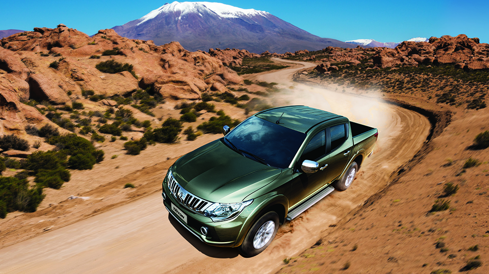 Mitsubishi Triton 2015 vs. Nissan Navara 2015: Cuộc chiến bán tải Nhật Triton_vs_Navara (3).jpg