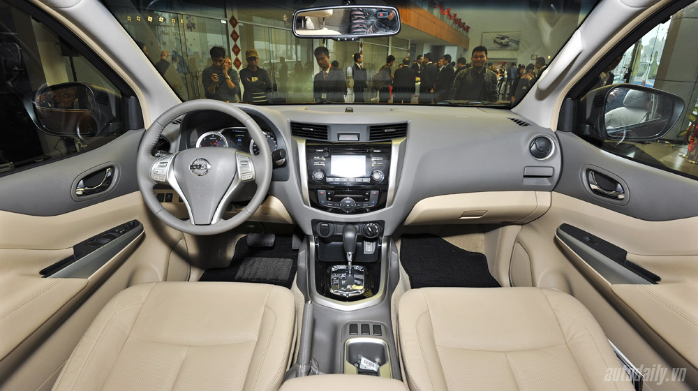 Ảnh nội thất Nissan Navara NP300 VL Nissan Navara noithat (1).jpg
