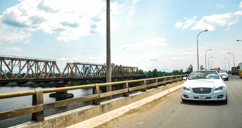 Hành trình Roadshow Jaguar Land Rover Quảng Bình - Huế jaguar ;and rover (3).jpg