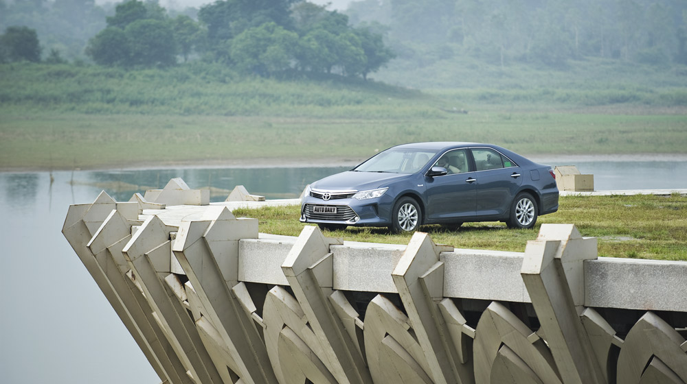 Ảnh ngoại thất Toyota Camry 2.0E 2015 Camry 2.0E 2015 (14)-1.jpg