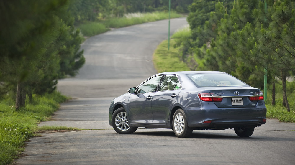 Ảnh ngoại thất Toyota Camry 2.0E 2015 Camry 2.0E 2015 (18)-1.jpg