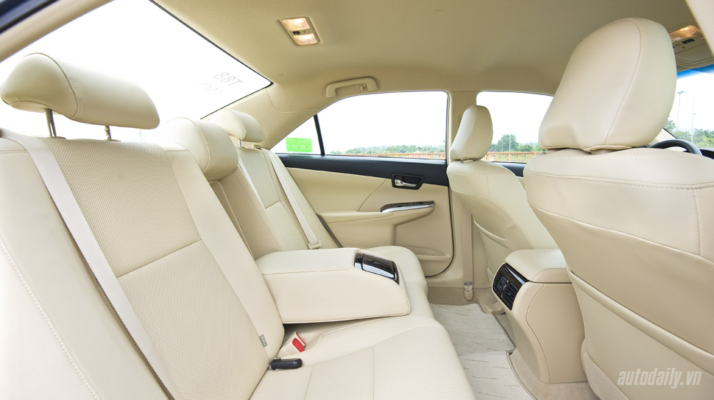 Ảnh nội thất Toyota Camry 2.0E 2015 Camry 2.0E 2015 (60).jpg