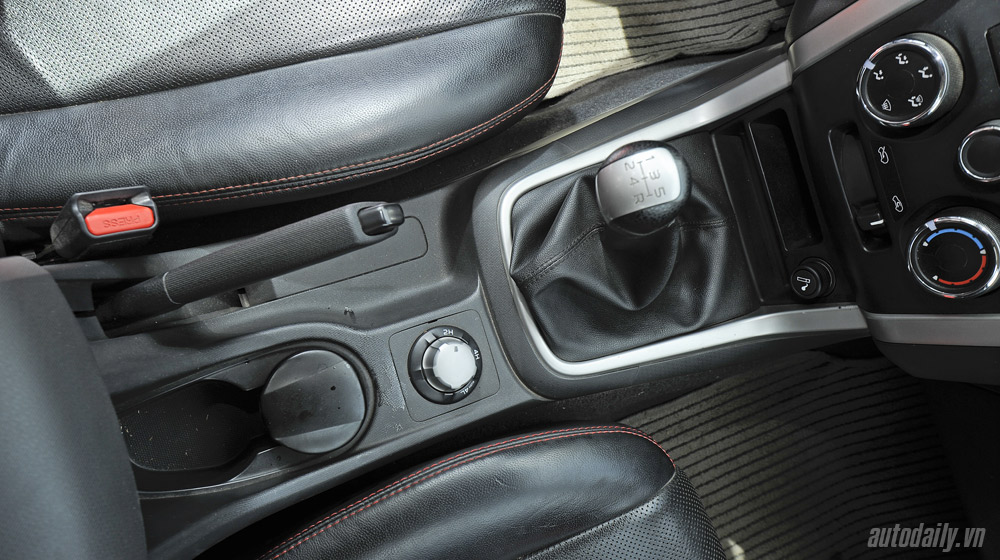 Tài xế Việt đã chán xe số sàn? Isuzu-dmax (52).jpg