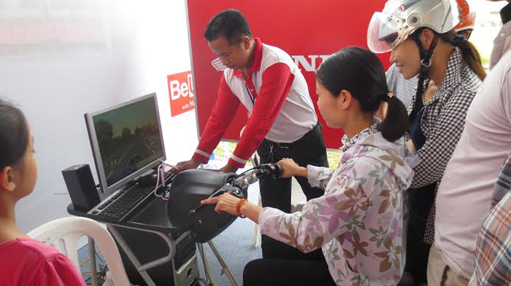 Honda Việt Nam khởi động sân chơi “Be U+ with Honda 2015” honda be U + (3).jpg