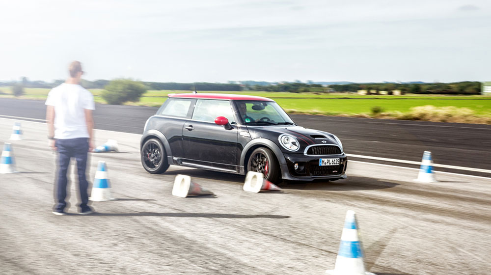 Cơ hội lái thử miễn phí dòng xe MINI tại Việt Nam mini-driving-experience-2015 (3).jpg