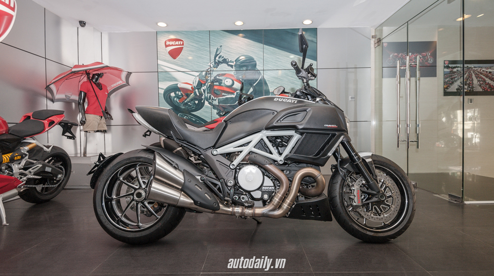 Vẻ đẹp Ducati Diavel Carbon 2015 đen trắng độc nhất Hà Nội Ducati_Diavel_Carbon (1).jpg