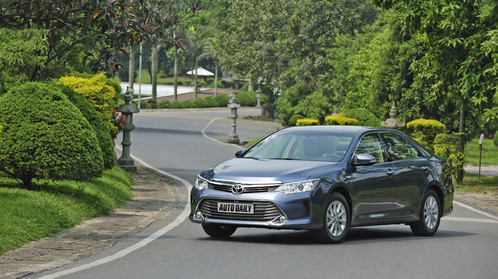 Vừa ra mắt, Camry 2015 bán “chạy như tôm tươi” Camry 2.0E 2015 (5)-1.jpg