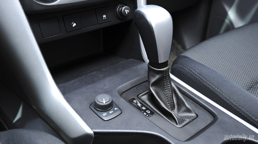 Ảnh chi tiết nội thất Mazda BT-50S Mazda-BT50-2015-(73)-1.jpg