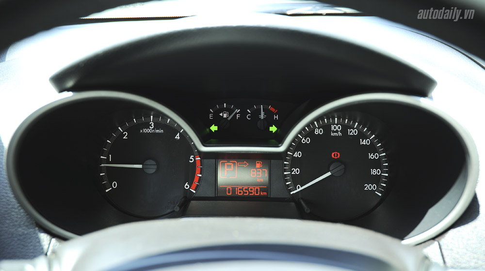 Ảnh chi tiết nội thất Mazda BT-50S Mazda-BT50-2015-(78)-1.jpg
