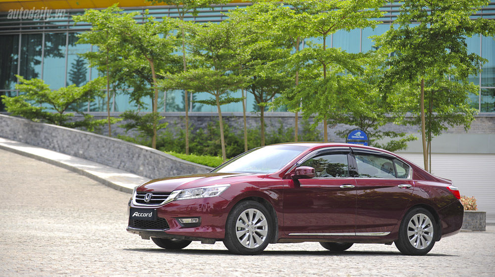 Chọn Honda Accord hay Nissan Teana? HodaAccord (21).jpg