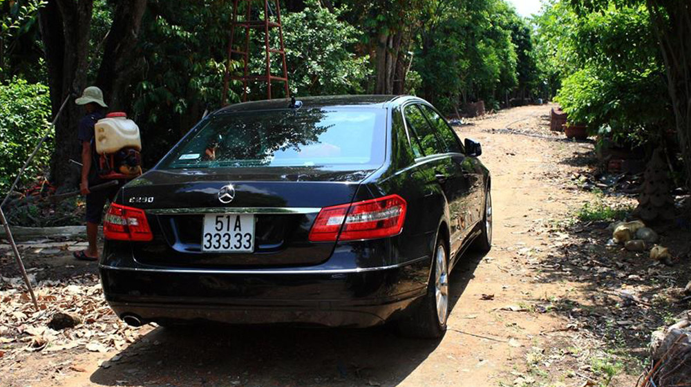 Rolls-Royce Phantom và Mercedes E250 trùng biển 