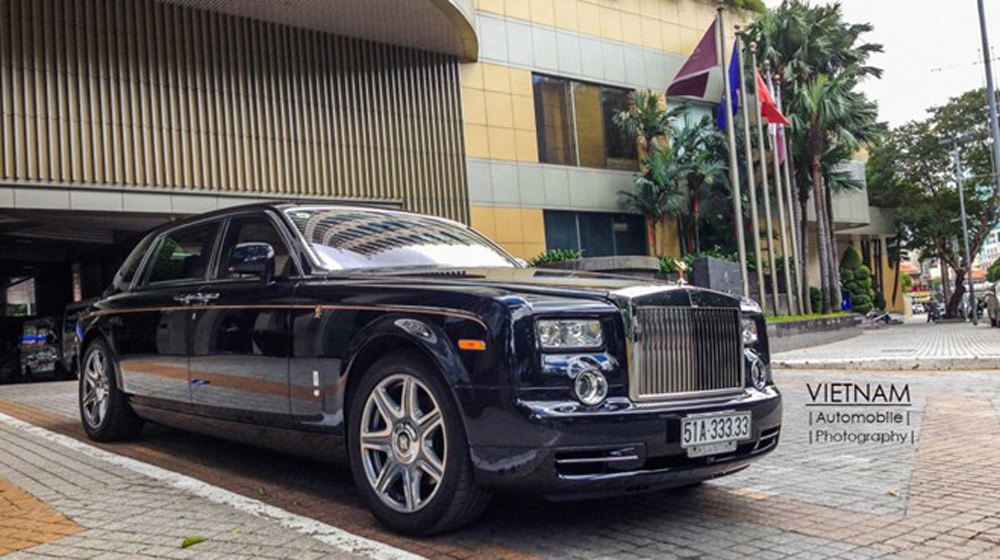 Rolls-Royce Phantom và Mercedes E250 trùng biển 