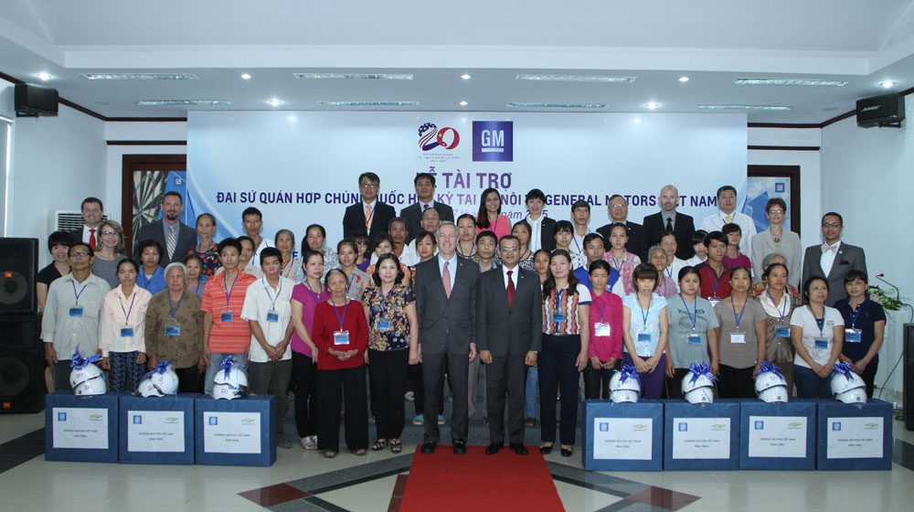 Đại sứ Hoa Kỳ thăm nhà máy General Motors Việt Nam Dai-su-Hoa-Ky-va-GM-Vietnam-tang-qua-cho-nguoi-dan.jpg