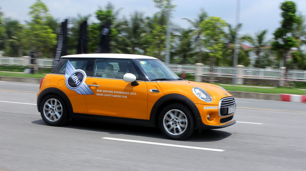 Luyện tay lái cùng chuyên gia tập đoàn BMW bmw-driving-experience (4).jpg