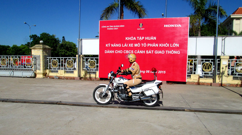 Honda Việt Nam tập huấn kỹ năng lái xe an toàn cho CSGT Quảng Bình csgt-quang-binh (3).jpg