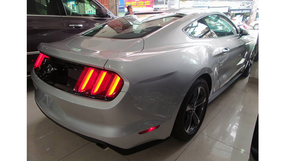 Soi chi tiết xe cơ bắp Ford Mustang 2015 thứ 2 về Việt Nam ford mustang 2015 (1).jpg