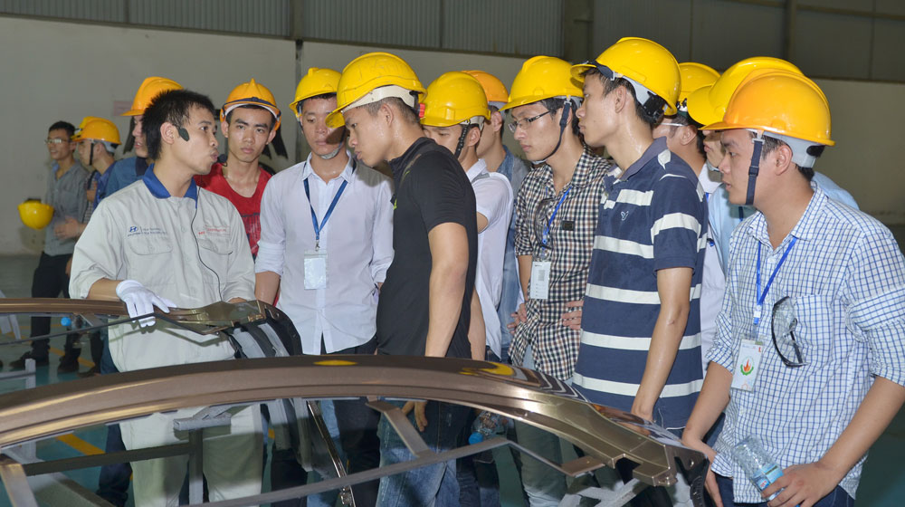 Kỹ sư ôtô tương lai tham quan tại nhà máy Hyundai Thành Công sinh-vien-tham-quan-htc (2).jpg