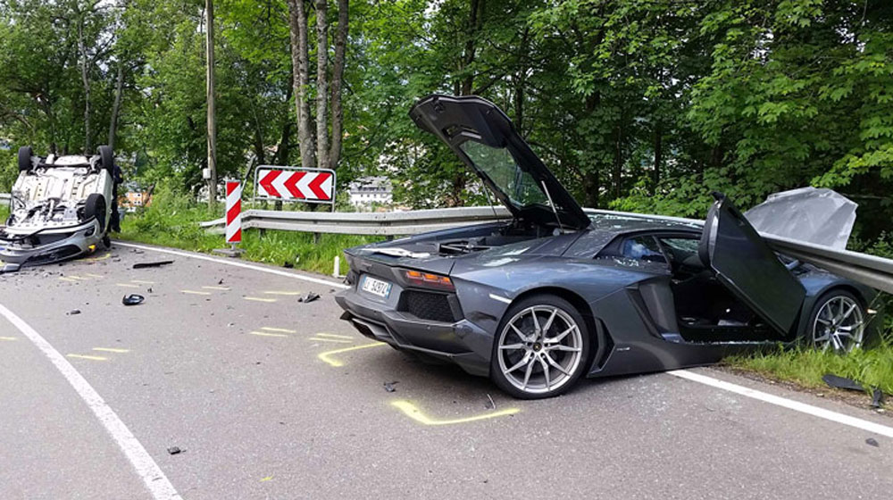 Vượt ẩu, siêu xe Lamborghini Aventador gây tai nạn nghiêm trọng LamborghiniCrash-40.jpg