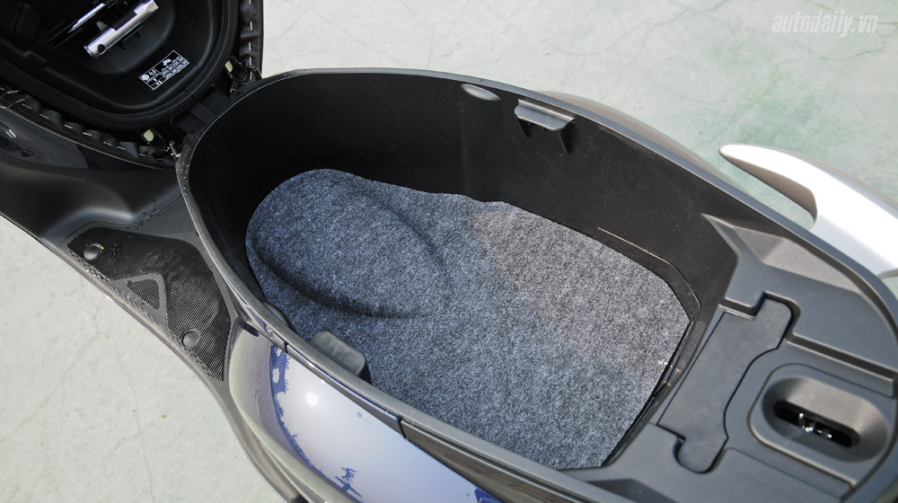 Trời nắng, cốp xe máy nóng cỡ nào? Yamaha Nozza Grande (32).jpg