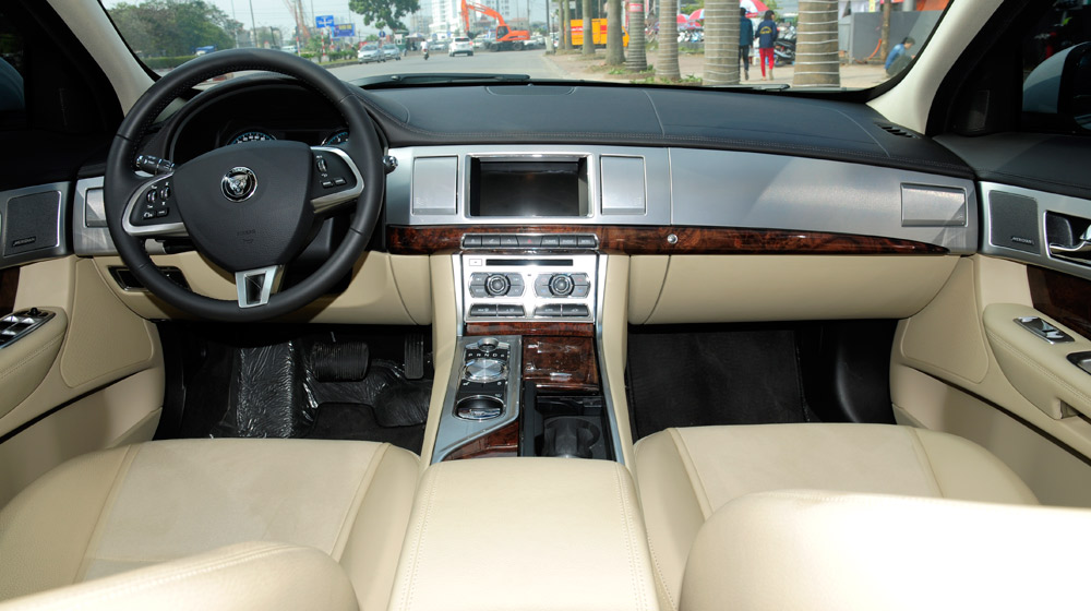 Dưới 3 tỷ đồng, chọn sedan hạng sang nào? jaguar-XF-(2).jpg