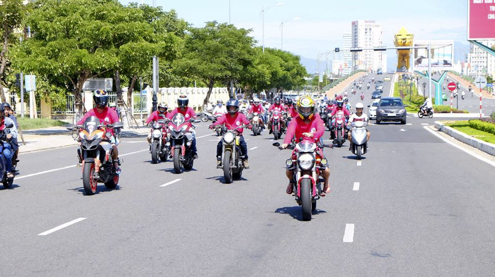 Chùm ảnh: Hàng trăm môtô 