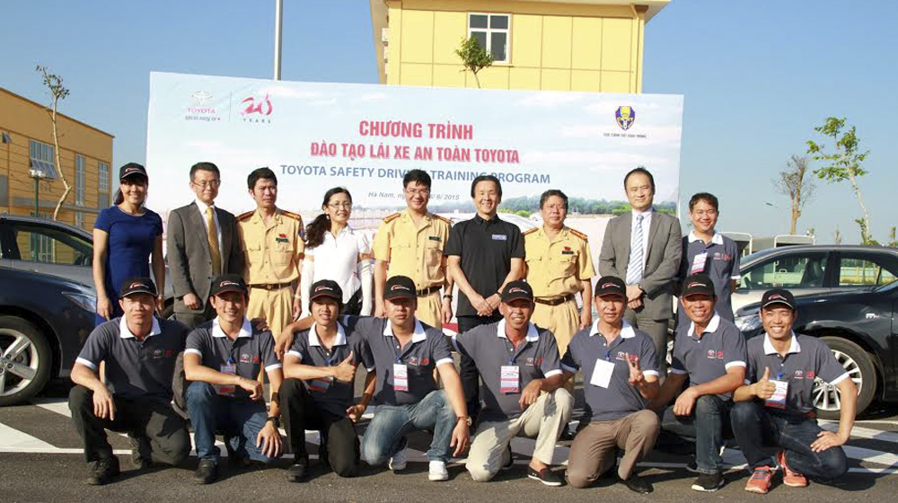Cùng Toyota Việt Nam học lái xe an toàn toyota copy.jpg