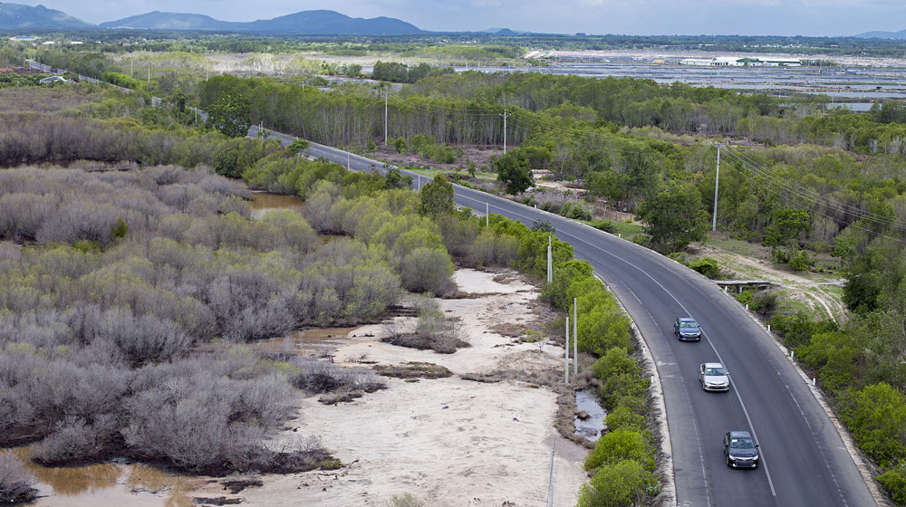 Cầm lái Camry 2015 trên cung đường biển đẹp nhất Việt Nam Toyota-Camry-2.0E-2.5G-2.5Q13.jpg