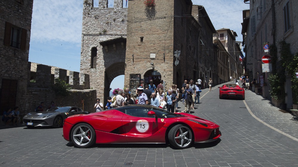 Video: Hơn 100 siêu xe Ferrari quy tụ tại thành Rome _DSC3783-C-1280x0_0IAGLV copy.jpg