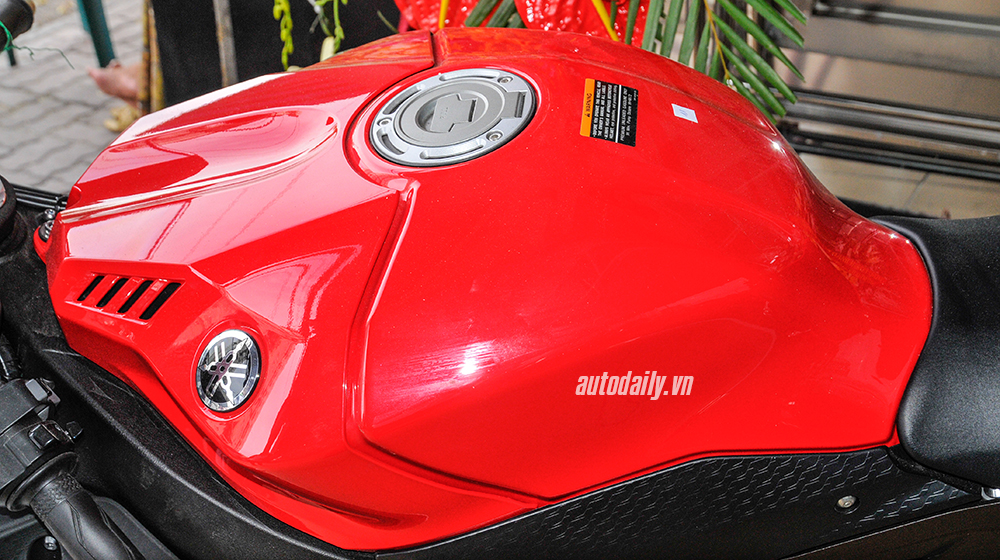 Cận cảnh siêu môtô Yamaha R1 2015 đầu tiên tại Hà Nội Yamaha R1 (14).jpg