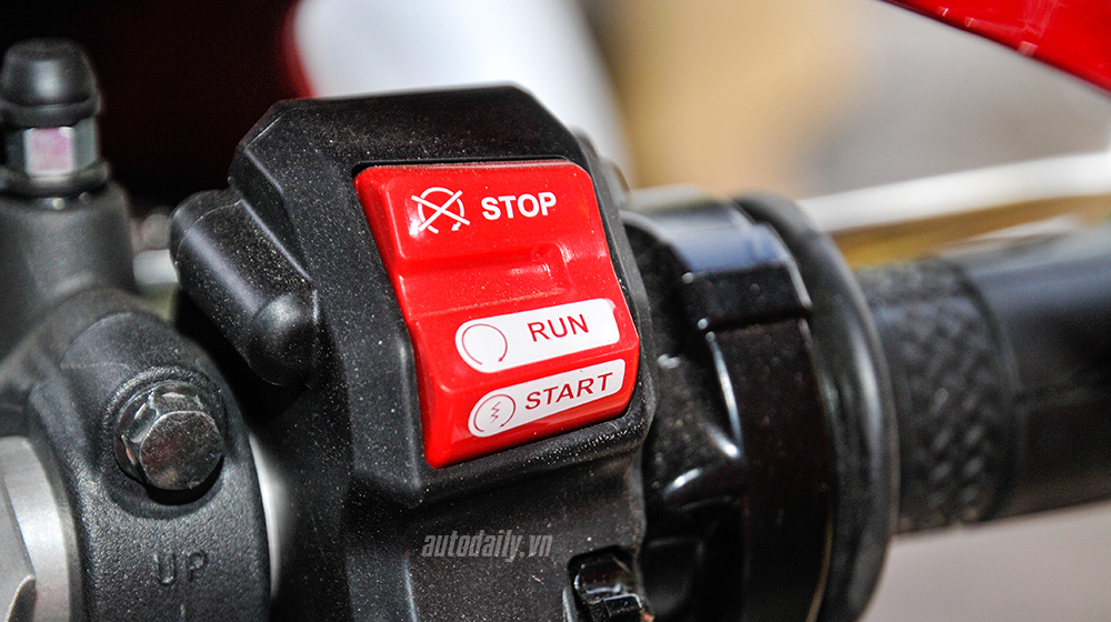 Cận cảnh siêu môtô Yamaha R1 2015 đầu tiên tại Hà Nội Yamaha R1 (15).jpg