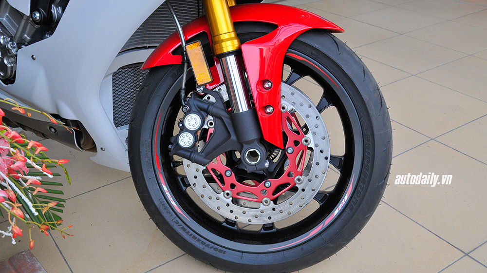 Cận cảnh siêu môtô Yamaha R1 2015 đầu tiên tại Hà Nội Yamaha R1 (7).jpg