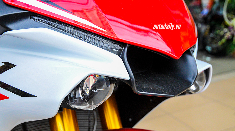 Cận cảnh siêu môtô Yamaha R1 2015 đầu tiên tại Hà Nội Yamaha R1 (8).jpg